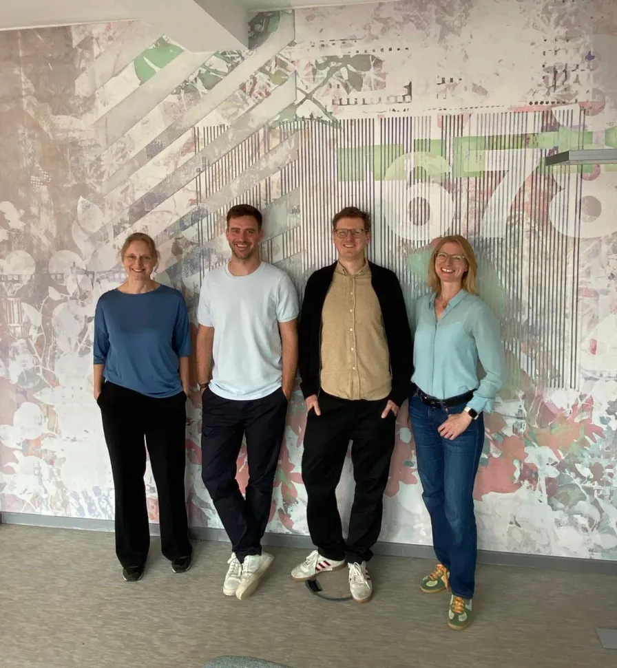Kate Schaar, Philipp Kaiser, Jan Hoppe und Annika Jans (von links) vor einer bemalten Wand