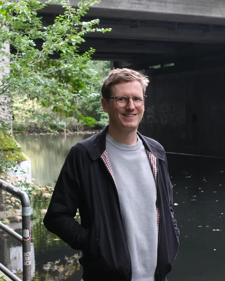 Jan Hoppe, Mitgründer von ganzheit, am selben Kanal
